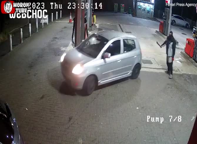 Video :A British gas station was attacked with a machete and a ram vehicle